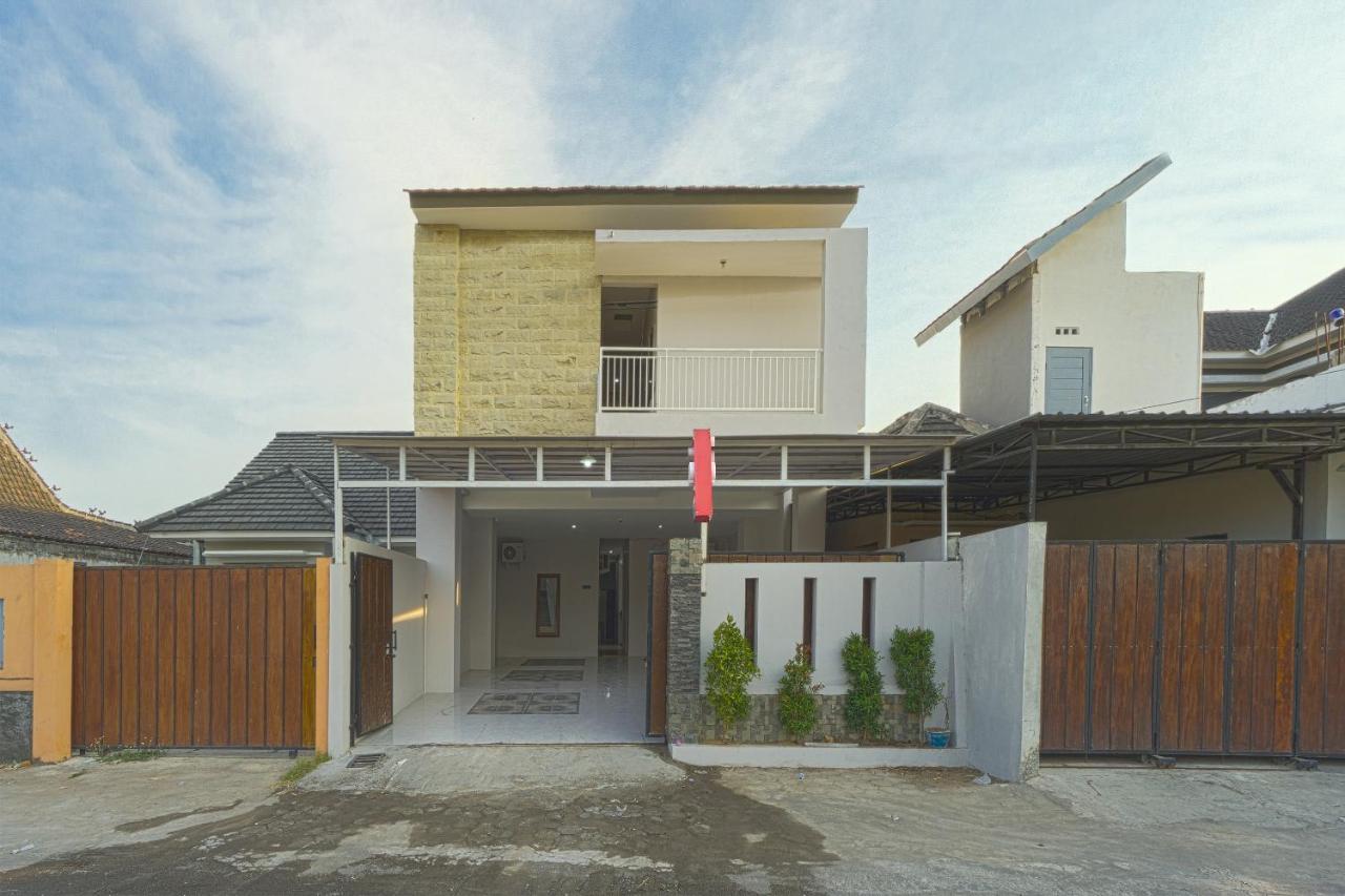 Hotel Oyo 1542 Yessy Mansion Ngabean Exterior foto