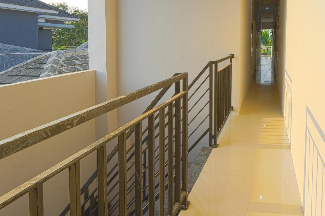 Hotel Oyo 1542 Yessy Mansion Ngabean Exterior foto